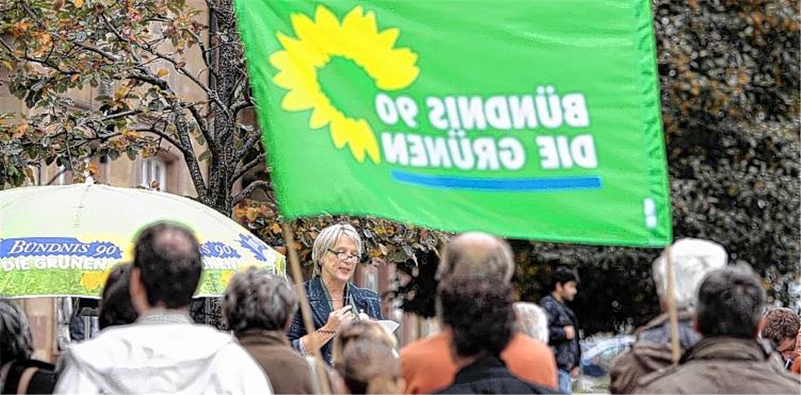 Farbe bekennen: Im Oktober 2010 mobilisieren die Grünen für eine Protestkundgebung gegen Stuttgart 21 in Mühlacker die Mitglieder. Doch im Ortsverband tut sich derzeit wenig.Archivfotos: Goertz