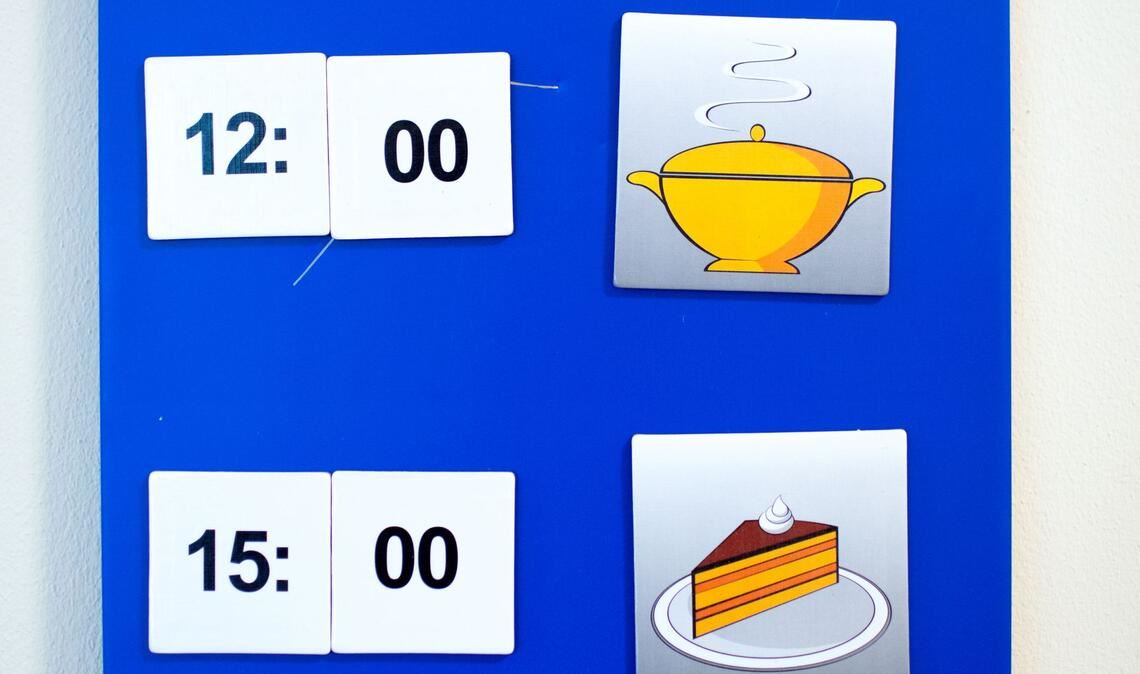 Farben und Symbole helfen Demenzerkrankten bei der Orientierung - auch im Tagesablauf. (Symbolbild)