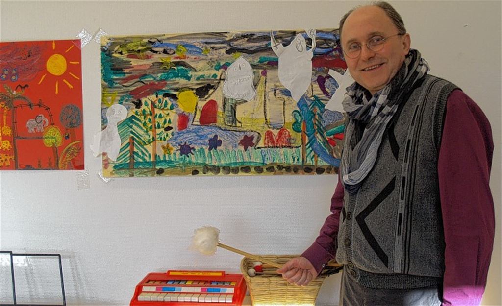 „Farben und Töne drücken Botschaften aus und können wichtige Hilfsmittel und eine Brücke sein, um Zugang zu einem seelisch gestörten Kind zu finden“, sagt Professor Rainer Blank, Leitender Arzt des Kinderzentrums Maulbronn.