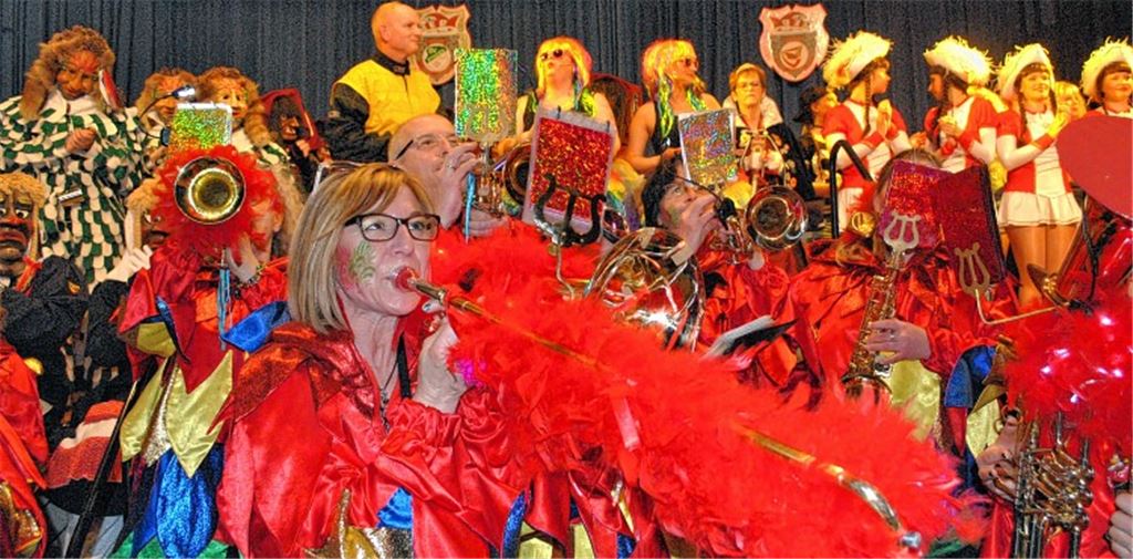 Ausgelassene Narren geben den Ton an