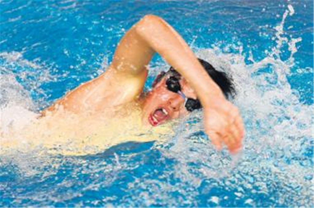 Farbian Stein pflügt für die Wasserfreunde Mühlacker durch die Wellen. Foto: Fotomoment