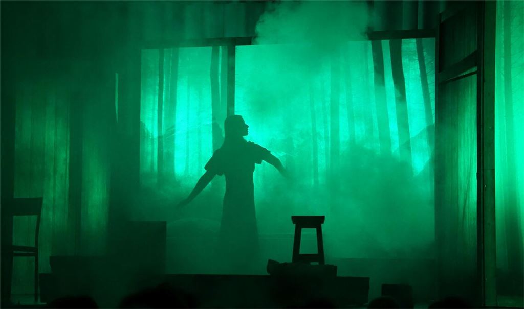 Farbmischungen und gezielt eingesetzte Dunkelszenen schaffen eine eindringliche Atmosphäre. Fotos: Bastian