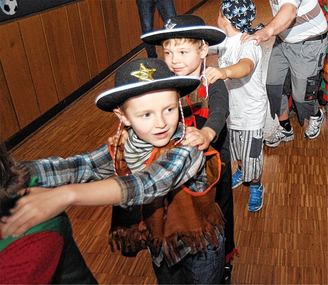 Faschingsatmosphäre bringen die verkleideten F-Junioren in die Jahresfeier der Fußballjugend des TSV Ötisheim. Foto: Fotomoment