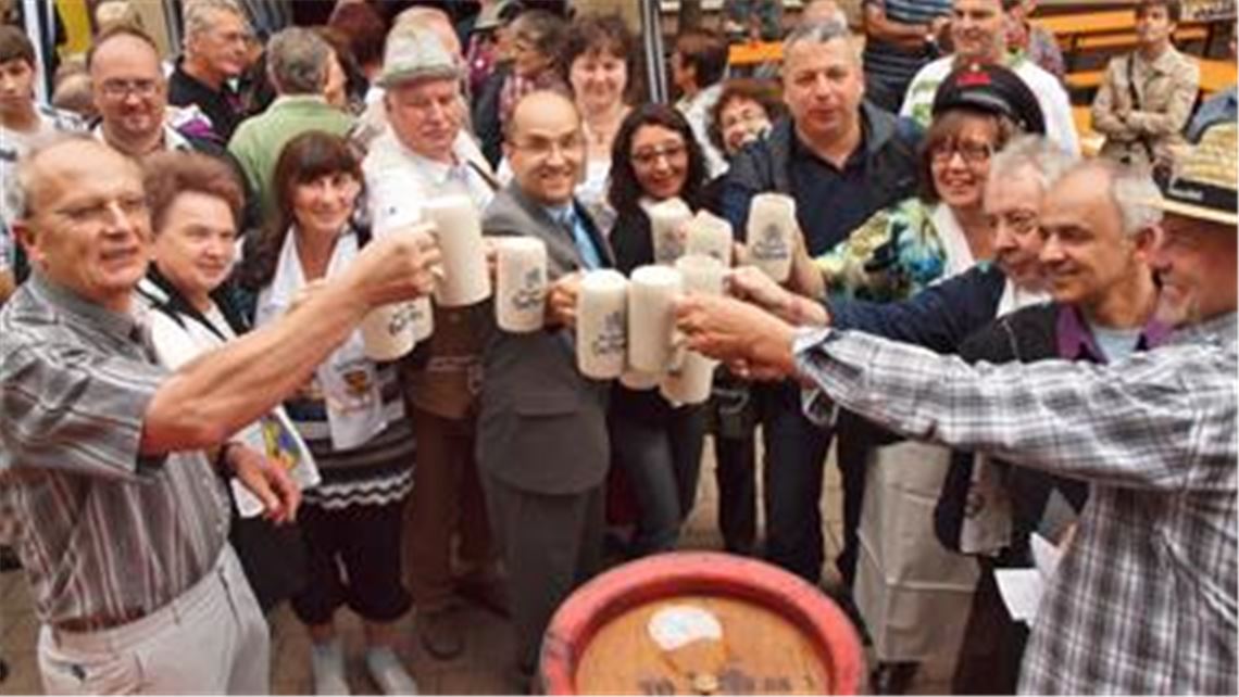Fassanstich beim Dorf- und Kelterfest , unter anderem mit Festwirt Edgar Davids (li.), Bürgermeister Harald Eiberger (Mitte) und Graziella Palleschi, offizieller Vertreterin von Castelnovo ne Monti (4. v. re.).