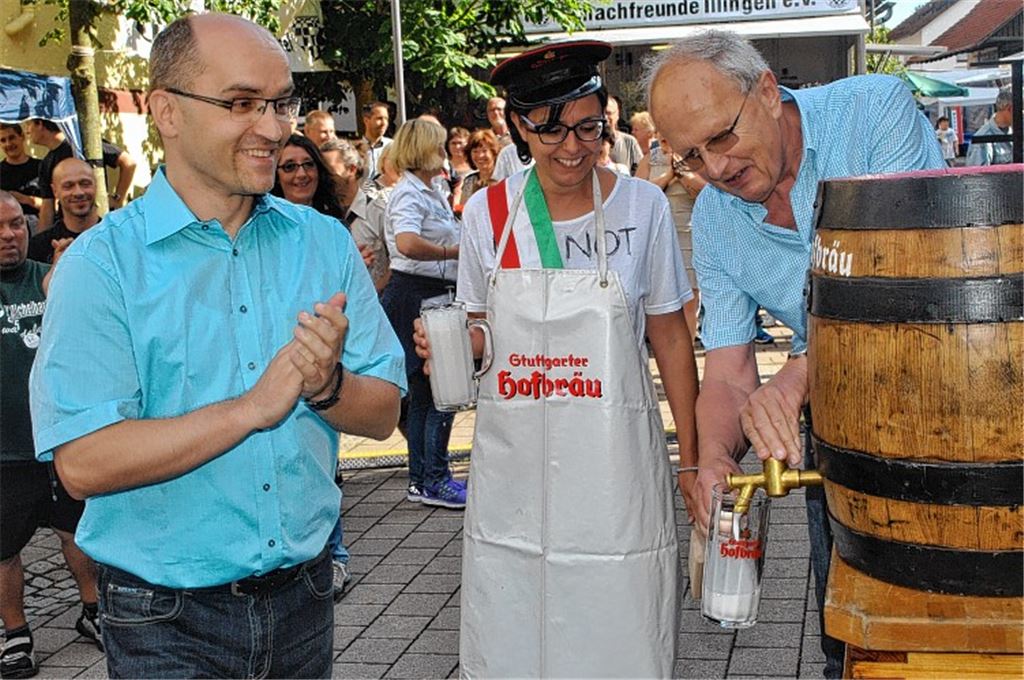 Fassanstich (v. re.): Ralf Davids, Silvia Viappiani aus Castelnovo und Bürgermeister Harald Eiberger.