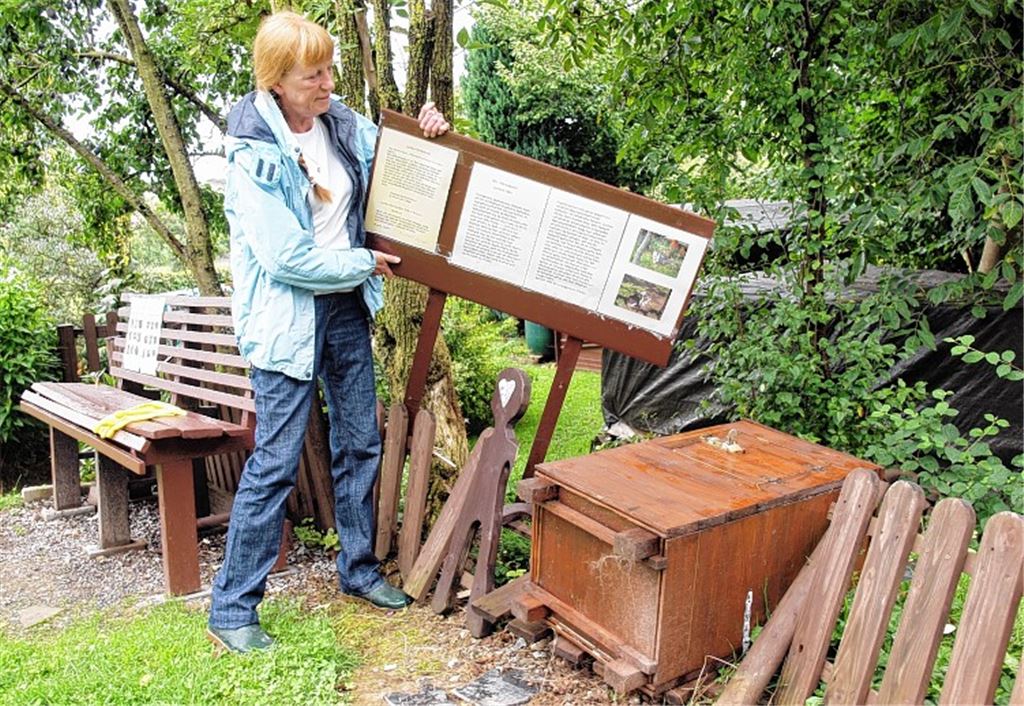 Fassungslos und wütend: Reinhild Mussog zeigt die Folgen des Vandalismus.
