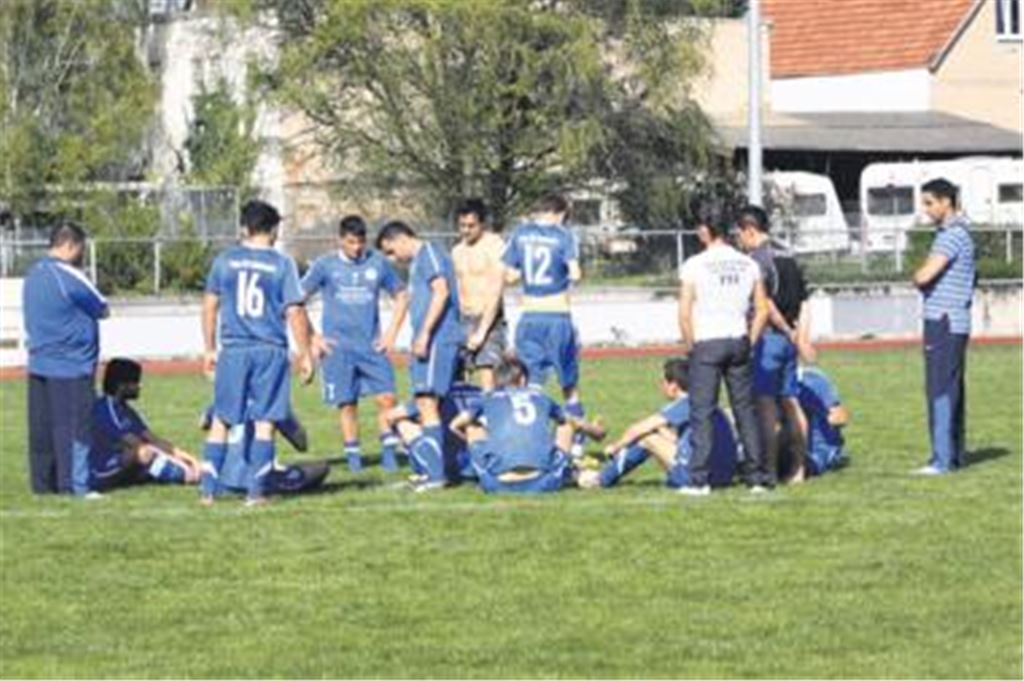 Fassungslosigkeit: 08 Mühlacker verspielt im eigenen Stadion die Tabellenführung und muss am kommenden Sonntag beim neuen Spitzereiter Königsbach antreten. Fotos: Eigner