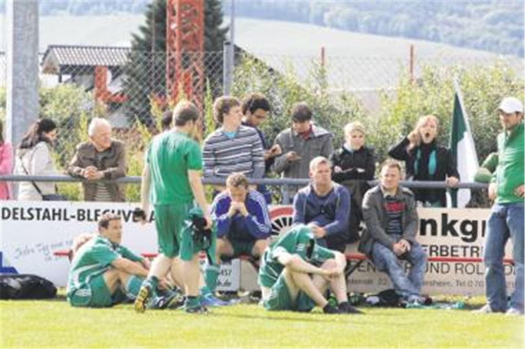 Fassungslosigkeit auf der Iptinger Bank: Der Abstieg tut weh, zumal der Aufsteiger des vergangenen Jahres noch während der Rückrunde zeitweise auf Rang vier gelegen hat. Foto: Eigner