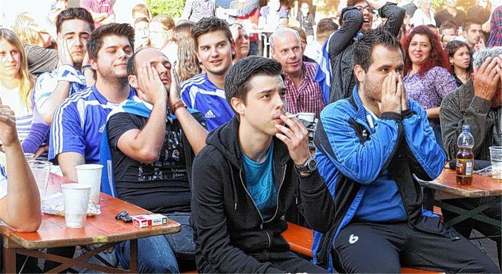 Fassungslosigkeit bei den griechischen Fans, als deren Mannschaft einen Foulelfmeter verschießt, der den 2:1-Siegtreffer bedeutet hätte. Foto: Eigner