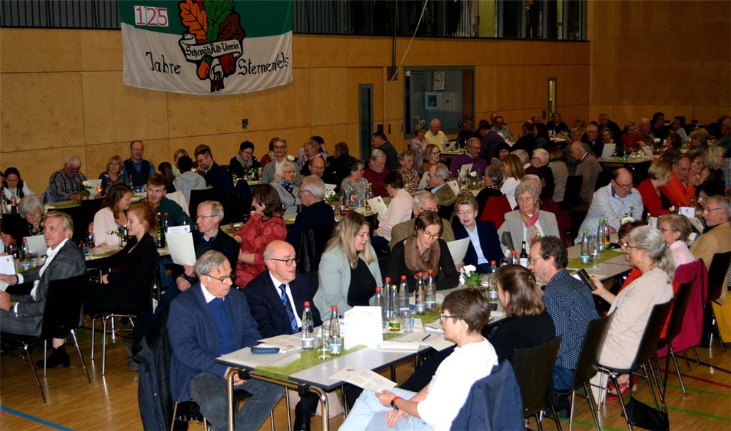 Fast 200 Gäste feiern mit der Ortsgruppe Sternenfels am Samstag in der Gießbachhalle das 125-jährige Bestehen. Dabei sind die Anwesenden nicht nur als Zuhörer, sondern auch als Sänger beim Albvereinslied gefragt. Foto: Stahlfeld