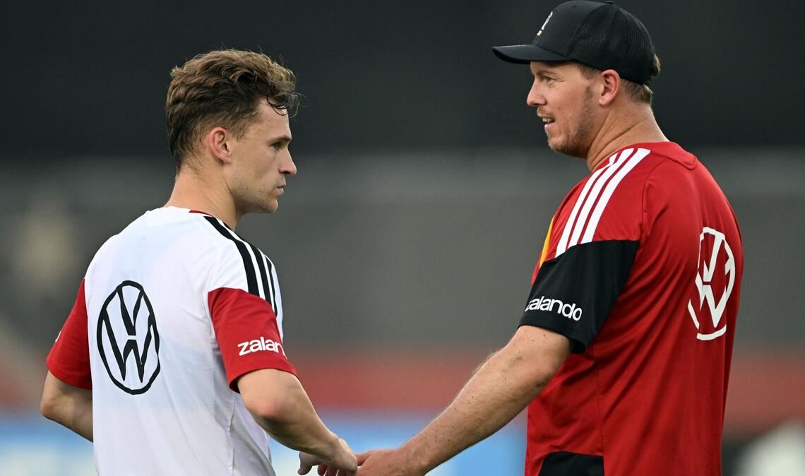 Fast 30 Minuten im Vier-Augen-Gespräch: Für Bundestrainer Julian Nagelsmann (l) ist Joshua Kimmich sein erster Ansprechpartner im Team.