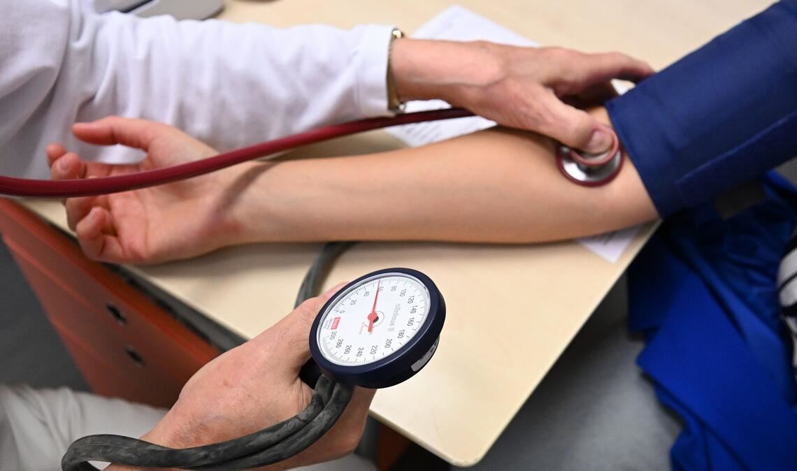 Fast die Hälfte der Gesundheitsausgaben entfiel 2024 auf ambulante Einrichtungen wie Arztpraxen. (Symbolbild)