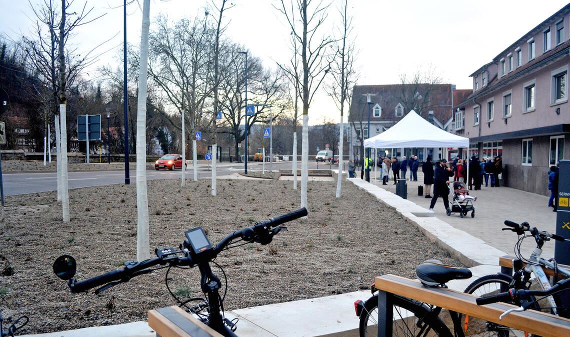 Fast fertig: Nach neun Monaten Bauzeit und Kosten in Höhe von 1,9 Millionen Euro müssen am neuen Dürrmenzer Marktplatz nur noch Restarbeiten erledigt werden. Fotos: Stahlfeld