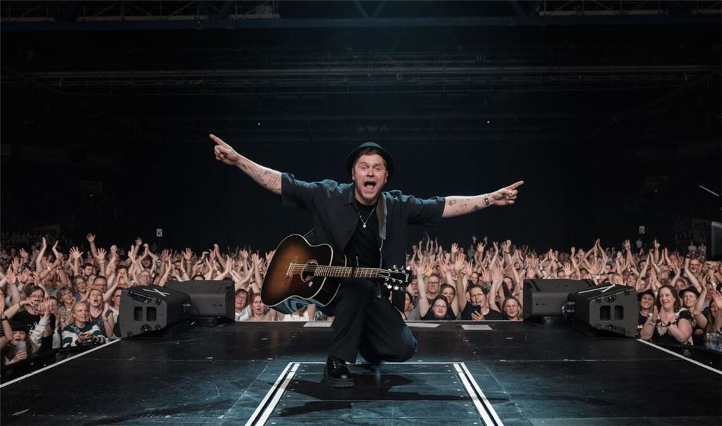Fast schon familiär: Johannes Oerding ist auf seiner Arena-Tour in der Schleyerhalle in Stuttgart aufgetreten.