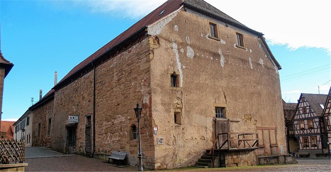 Fast schon trotzig steht die Knittlinger Kelter da: Der Koloss aus Stein hat etliche feindliche Angriffe überstanden. Aufgrund seiner neuen Bestimmung hat das Gebäude jetzt wieder eine Zukunft. 