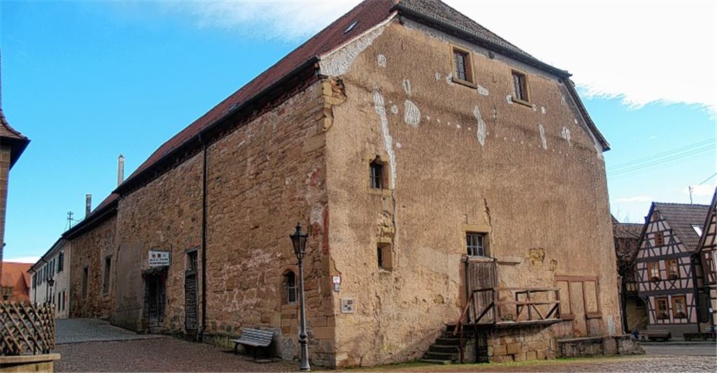 Fast schon trotzig steht die Knittlinger Kelter da: Der Koloss aus Stein hat etliche feindliche Angriffe überstanden. Aufgrund seiner neuen Bestimmung hat das Gebäude jetzt wieder eine Zukunft. 