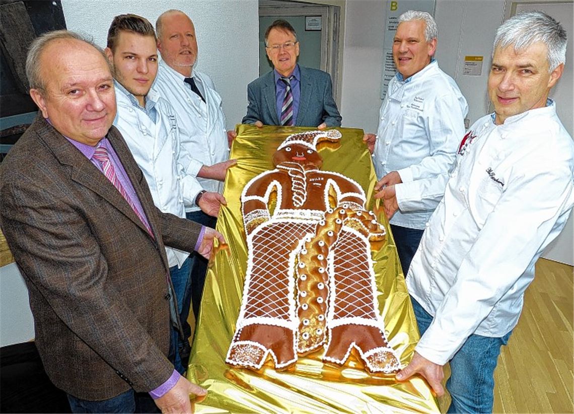 Fast so groß wie der Empfänger: Die Bäckerinnung verleiht an Umweltdezernent Zeller (Mitte) den „Großen Dambedei“.
