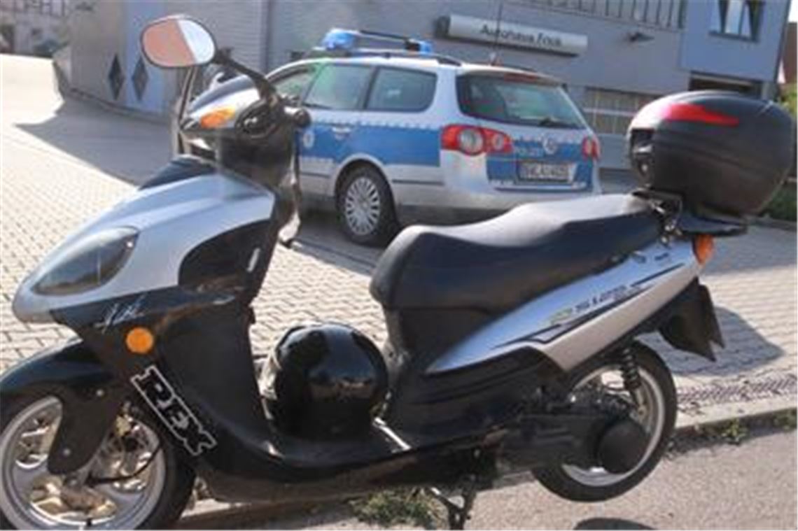 Fast völlig unversehrt ist der Roller bei dem schweren Unfall geblieben. Sein Fahrer erlitt allerdings schwere Verletzungen.  
Foto: Franz