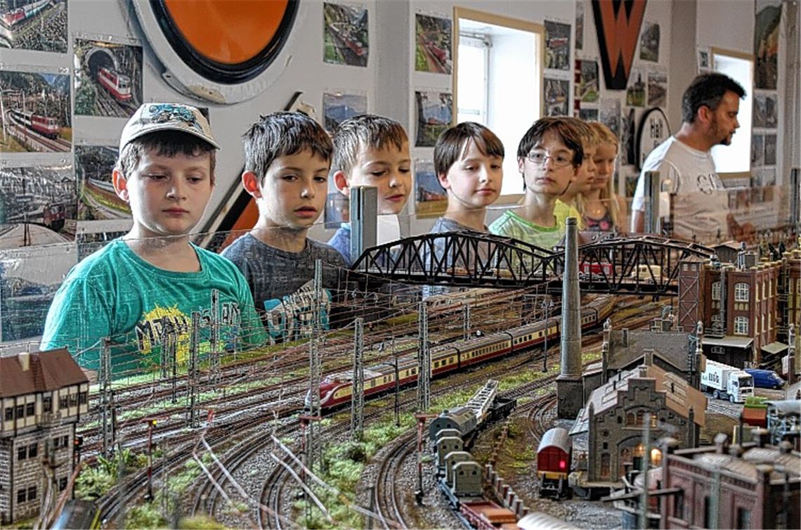 Faszination Modelleisenbahn erleben 20 Kinder beim Kinderferienprogramm des Modellbahnclubs Mühlacker.