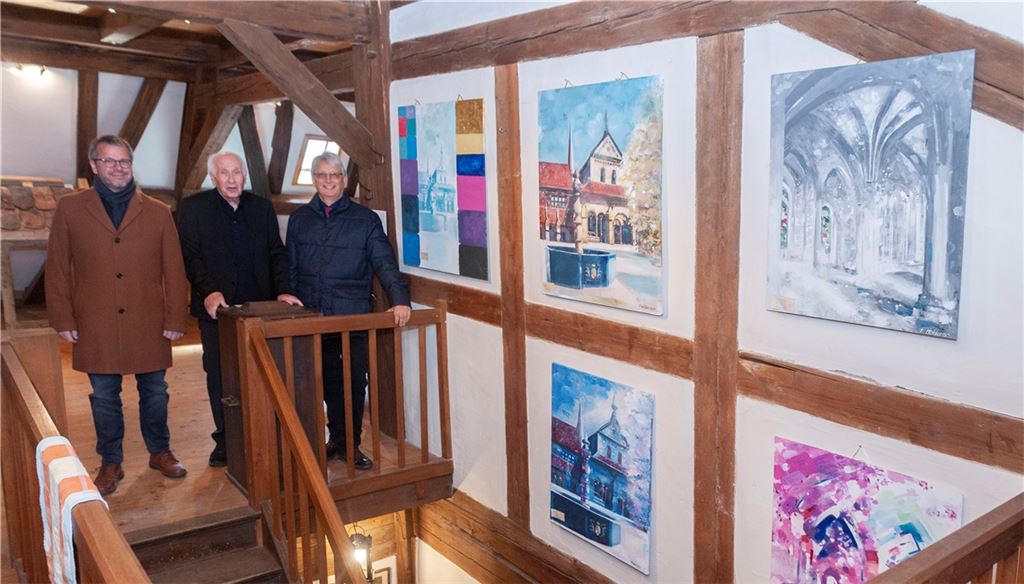 „Faszination Sandstein – Mitten im Leben“ heißt die Ausstellung von Friedrich Heider (Mitte) in der Steinhauer-Stube in Schmie, die von Bürgermeister Andreas Felchle (li.) und dem Vorsitzenden des Trägervereins, Ulrich Klotz, eröffnet wird. Foto: Fotomoment