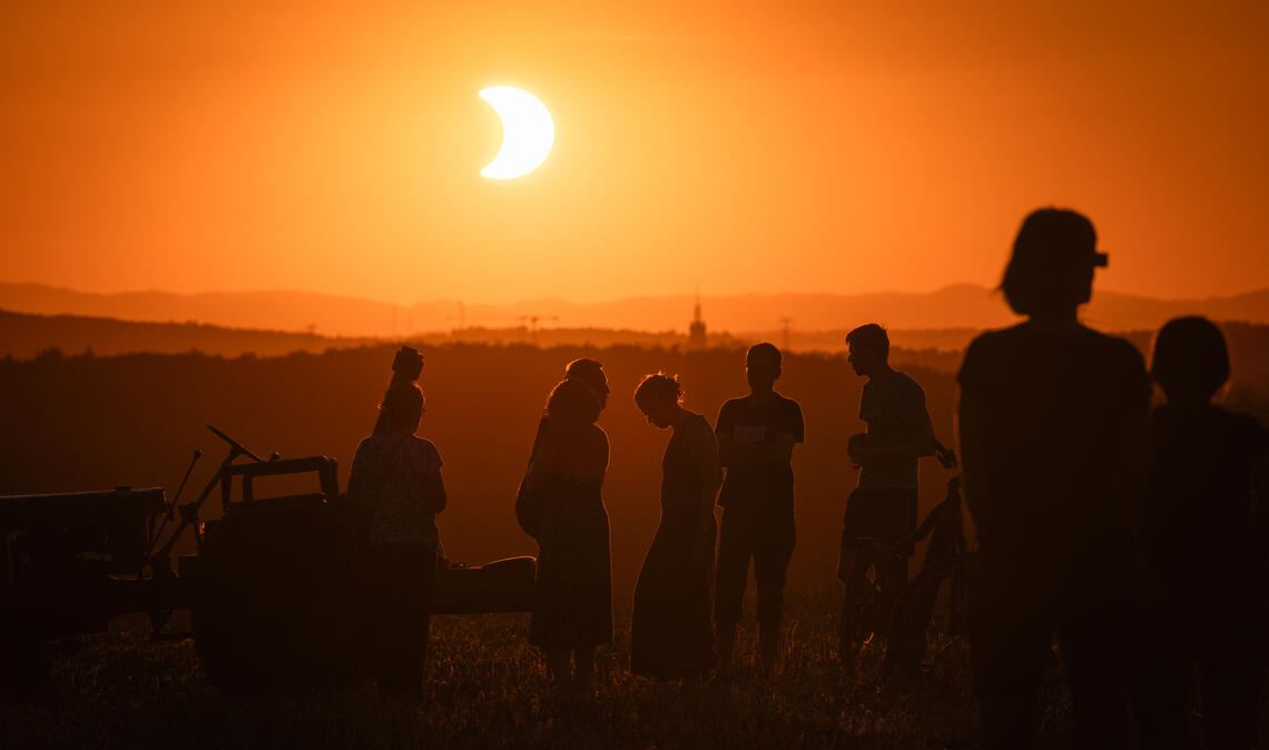 Faszinierendes Schauspiel mit faszinierender Stimmung: Die partielle Sonnenfinsternis bietet auch in der Region ein beeindruckendes Spiel von Licht und Schatten. Fotos (2): Schüller