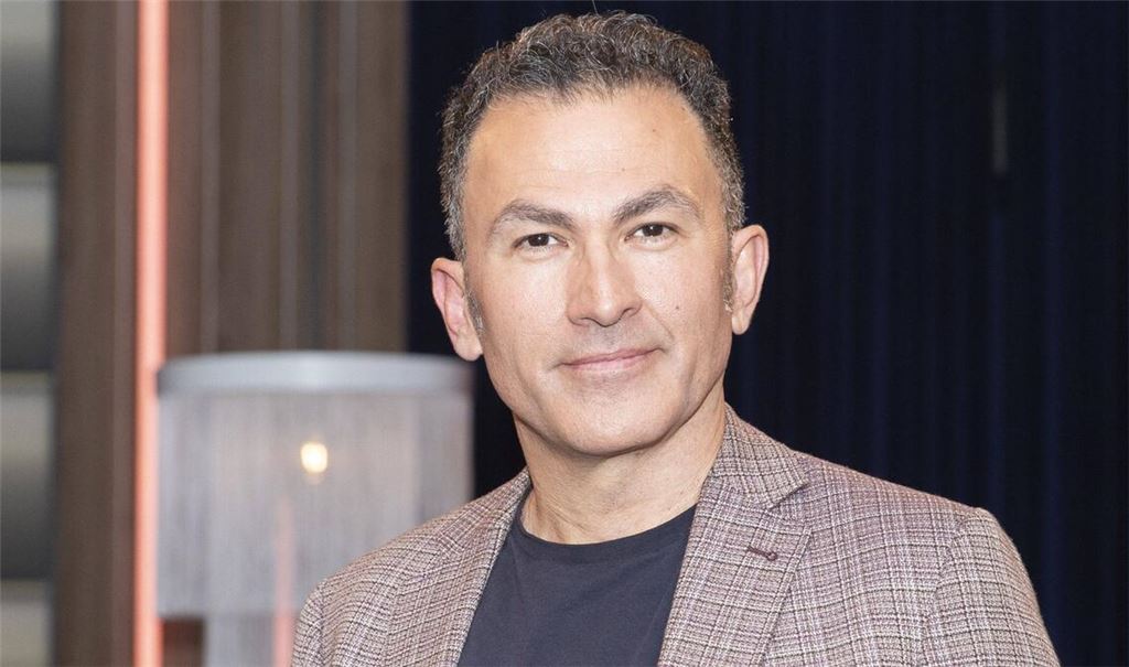 Fatih Çevikkollu kommt mit seinem Programm   „KI – Kritische Intelligenz“ ins Renitenz.