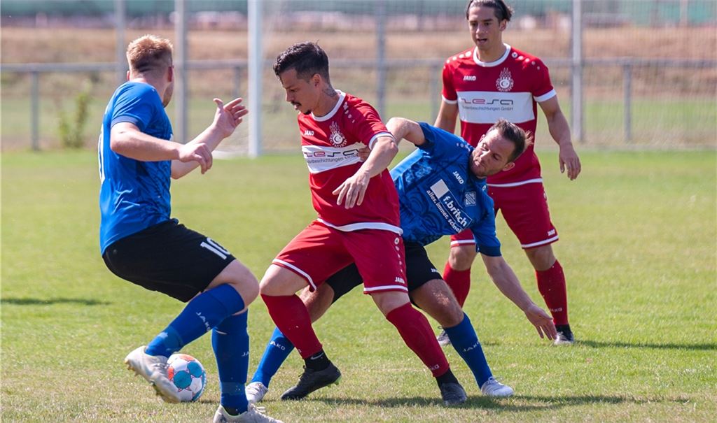 Fatihspor Pforzheim (rote Trikots) entführt aus Enzberg drei Punkte. Foto: Fotomoment
