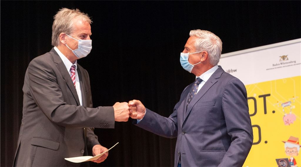 Faust auf Faust: Heinz-Peter Hopp (li.), Bürgermeister der Fauststadt Knittlingen, bedankt sich bei Thomas Strobl für dessen Engagement beim Breitbandausbau. Foto: Fotomoment