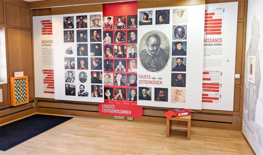 Faust bietet jede Menge Stoff fürs Museum, das, wie hier zu sehen, den großen Sohn Knittlingens auch in die Riege seiner Zeitgenossen und Zeitgenossinnen einordnet. Foto: Faust-Museum