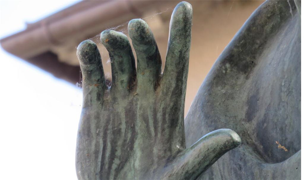 Fausts Hand greift ins Leere, wenn sie auf die erhoffte Summe an Gewerbesteuereinnahmen abzielt. Foto: Archiv Becker