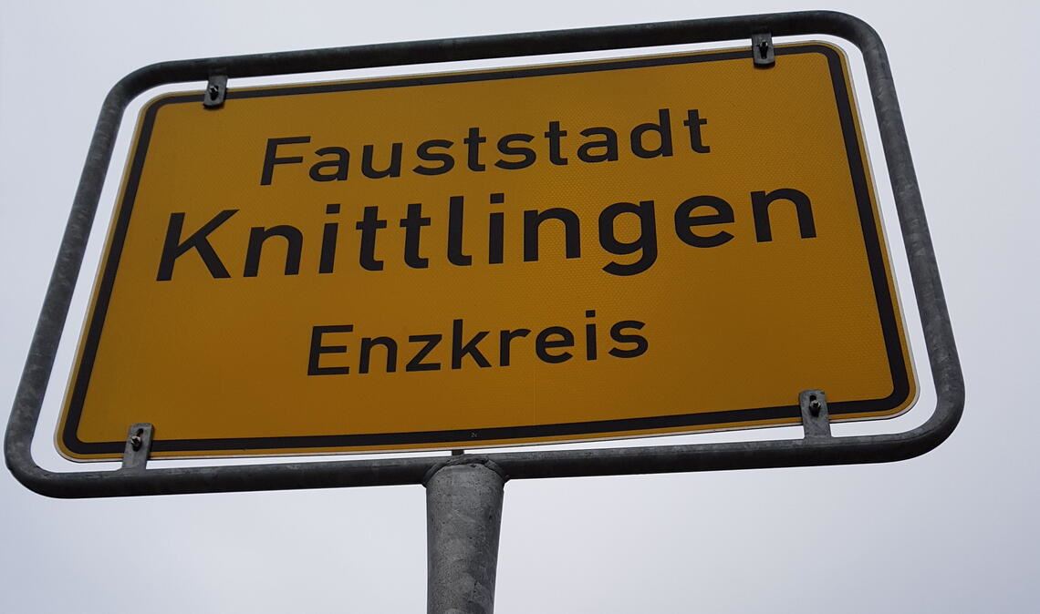 Fauststadt in Schieflage? Beim Ortseingangsschild ist es eine Frage der Perspektive. Die Finanzlage zu verbessern, haben an Dienstag Gemeinderat und Verwaltung versucht. Foto: Becker