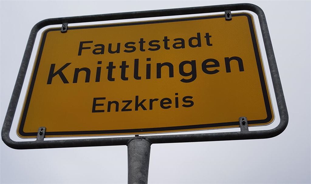 Fauststadt in Schieflage? Beim Ortseingangsschild ist es eine Frage der Perspektive. Die Finanzlage zu verbessern, haben an Dienstag Gemeinderat und Verwaltung versucht. Foto: Becker