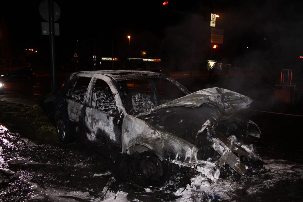 Fazit eines nächtlichen Unfalls: Totalschaden am Golf, aber Fahrerin und Beifahrerin kommen mit leichten Verletzungen davon.  Foto: Deeg