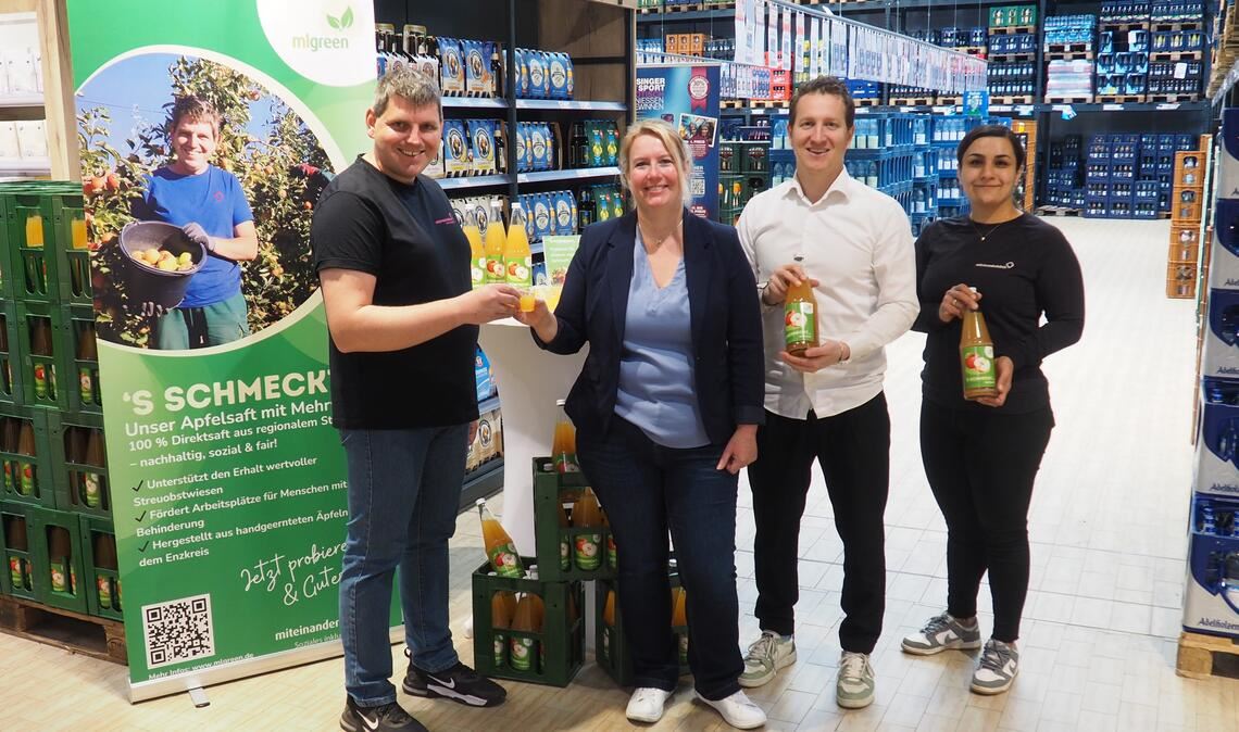 Von der Streuobstwiese in die Flasche Fehime Isik (v.re.), HIT-Geschäftsführer Michael Schrammel, Maren Bieberich, stellvertretende Geschäftsführerin von „Miteinanderleben“, und Tobias Fränkle. Foto: Müller