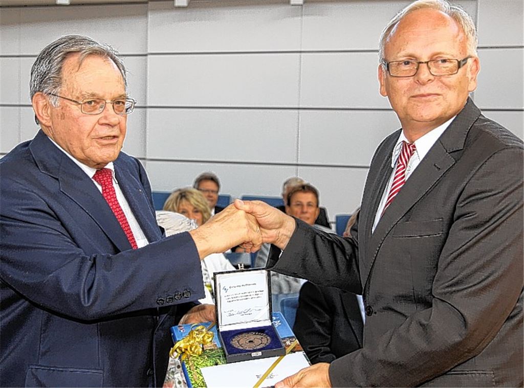 Feier im Sitzungssaal des Landratsamtes Enzkreis: Landrat Karl Röckinger (re.) überreicht seinem Vorgänger Werner Burckhart zum 75. Geburtstag die Zeitenwende-Medaille und ein Buch.