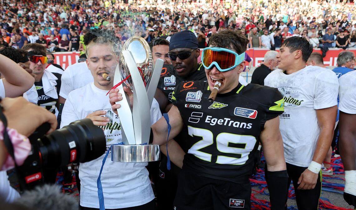 Feier mit Skibrille, Zigarre und Pokal: Julian Mayorga