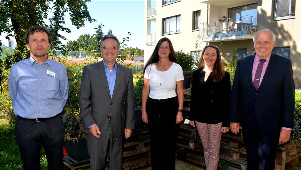 Feier nachgeholt: Thomas Schopp, Markus Schellinger, Angela Adam, Angelika Hipp und Klaus Kluge (v. li.) würdigen die Gründung der St. Clara Stiftung.Foto: Stahlfeld