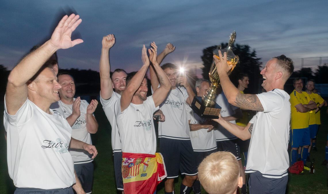 Feierlaune im Dämmerlicht. Der TSV Ötisheim triumphiert im AH-Turnier. Foto: Fotomoment