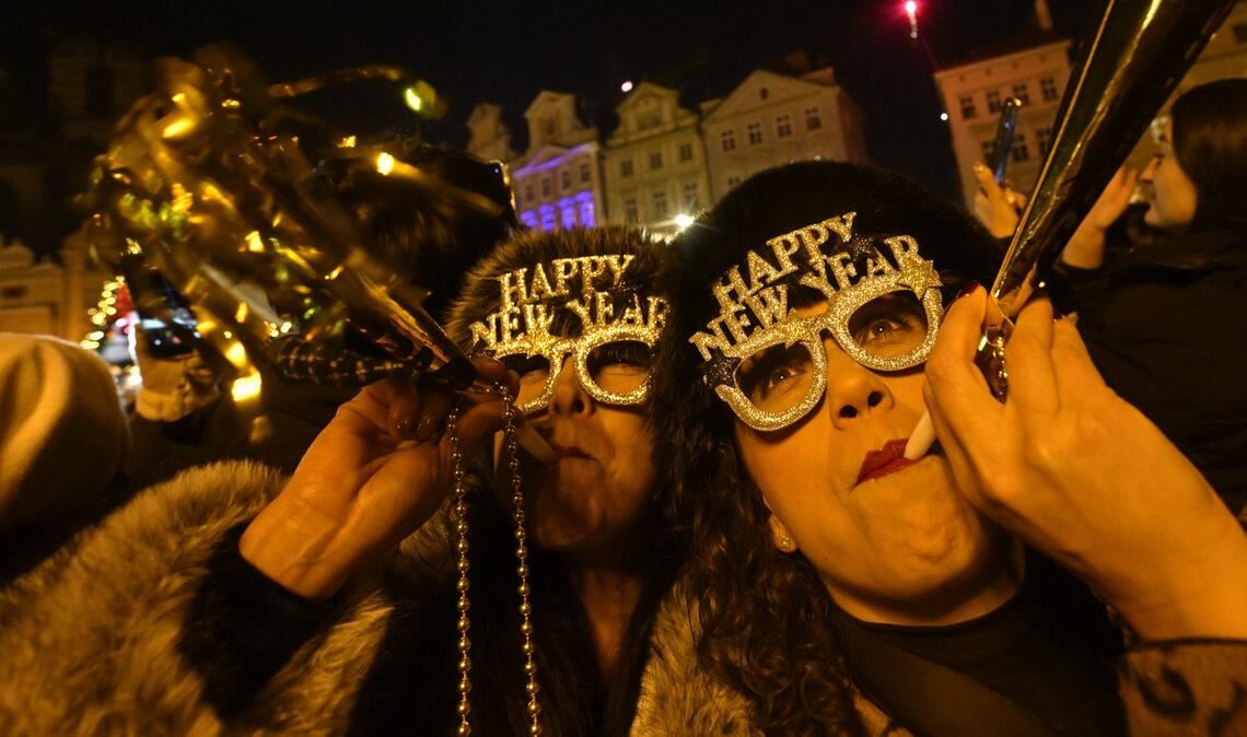 Feierlaune in Prag: Menschen begrüßen das neue Jahr in festlicher Stimmung