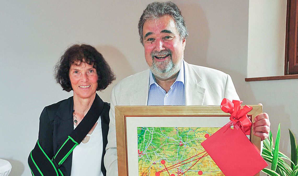 Feierlich aus seinem Amt verabschiedet: der langjährige Gemeinschaftspastor Wilfried Hartmann mit Ehefrau Ruth. Foto: privat