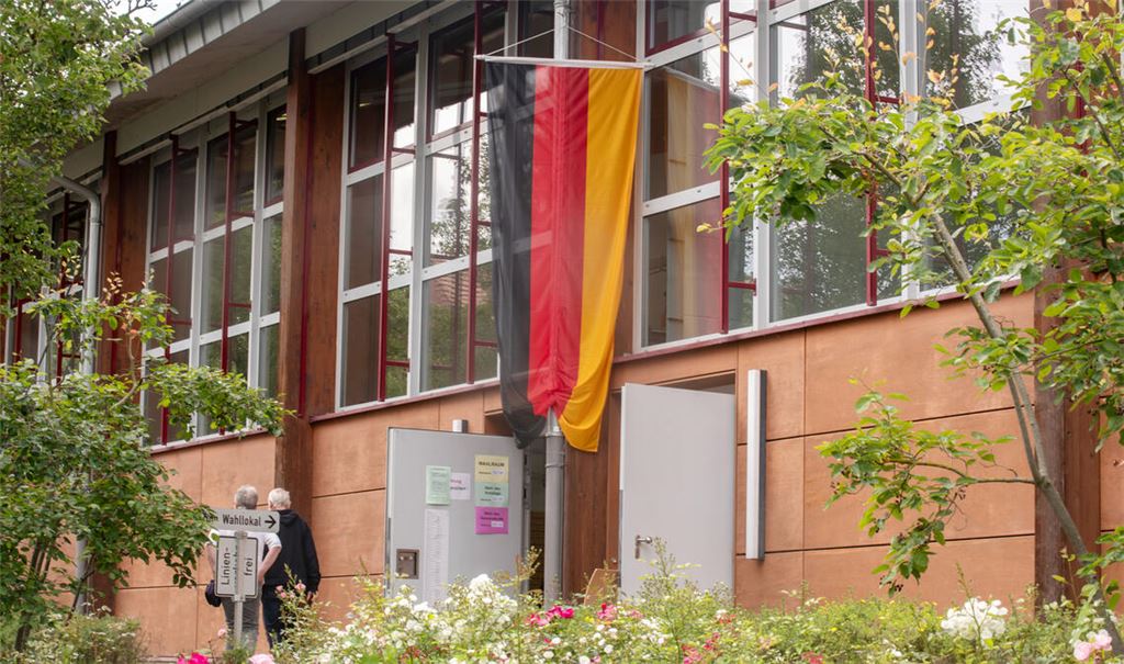 Feierlich beflaggt: Die Sporthalle in Dürrmenz wird zum Wahllokal. Foto: Fotomoment