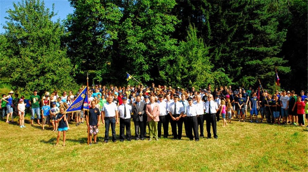 Feierlich eröffnet worden ist das internationale Jugendlager der Enzkreis-Feuerwehren in Ölbronn. Die Lagerfahne (links im Bild), das Symbol des Treffens, brachten die polnischen Gäste aus Myslowice mit. Zweiter von links neben der Fahne: Bürgermeister Norbert Holme, fünfter Landrat Karl Röckinger. Foto: Martin Schott