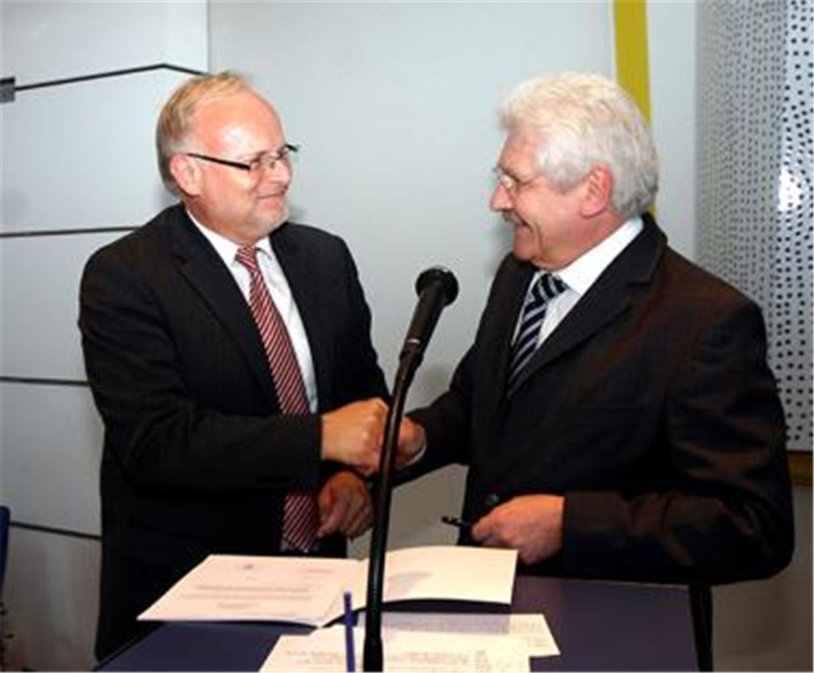 Feierlicher Akt mit Humor: Regierungspräsident Kühner (re.) gratuliert Karl Röckinger. 
Foto: Kollros