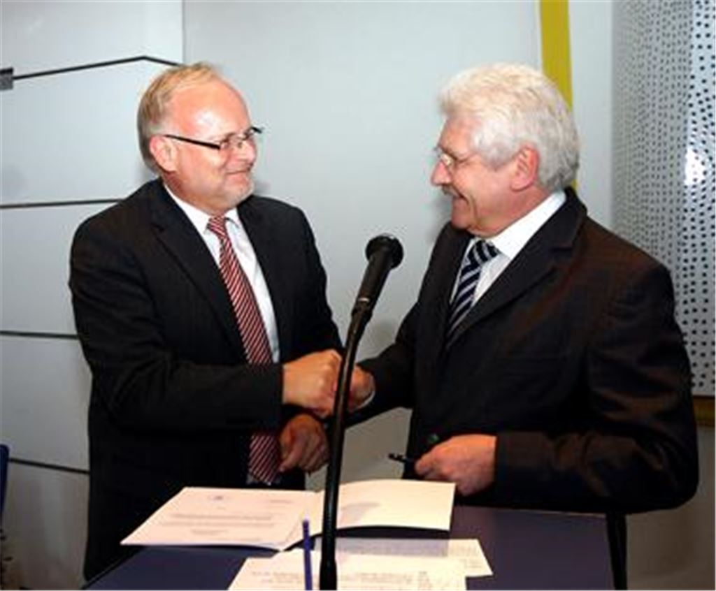 Feierlicher Akt mit Humor: Regierungspräsident Kühner (re.) gratuliert Karl Röckinger. 
Foto: Kollros