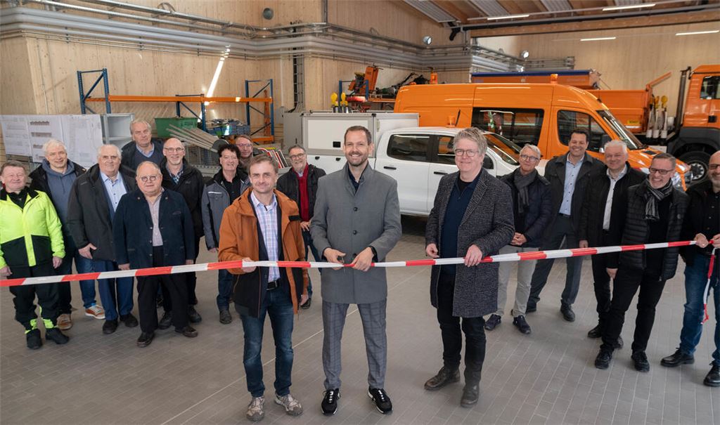 Feierlicher Einschnitt: Ganz vorne legen Amtsleiter Sven Besser (v.li.), Landrat Bastian Rosenau und Architekt Thomas Buchler Hand am Flatterband an. Fotos: Fotomoment