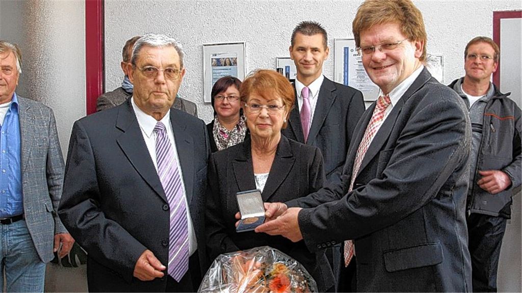 Feierlicher Moment: Bürgermeister Karlheinz Oehler (2. v. re.) zeichnet Unternehmer Richard Kugel (Mitte: Ehefrau Christel Kugel) mit der Bürgermedaille aus. Vor der Verleihung gibt es für die Gäste die Gelegenheit, die Firma zu besichtigen, die in diesem Jahr das 50-jährige Bestehen feiert.