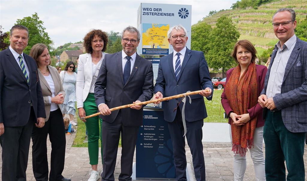 Feierlicher Moment: Peter Hauck (v. li.), Minister für ländlichen Raum Baden-Württemberg, Dr. Hilde Neidhardt, Dezernentin und Erste Landesbeamte des Enzkreises, Diana Danner, Bürgermeisterin von Zaberfeld und neue Vorsitzende des Naturparks Stromberg-Heuchelberg, Andreas Felchle, Bürgermeister von Maulbronn, Johann Kalb, Landrat von Bamberg, Alexandra Baier, im Landratsamt Bamberg zuständig für den Weg der Zisterzienser, und Bundestagsabgeordneter Gunther Krichbaum geben den Zisterzienserweg frei. Fotos: Bastian