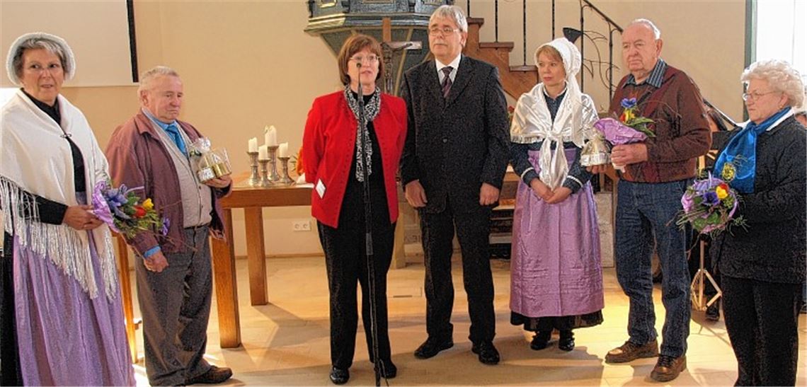 Feierlicher Rahmen: Cornelia Schuler vom Freundeskreis der Waldenser und Pfarrer Friedrich Hörger (Mitte) bedanken sich bei den Mitstreitern Ilse Beuchle, Walter Roux, Sabine Müller, Werner Augenstein und Gertrud Roux (v. li.). 