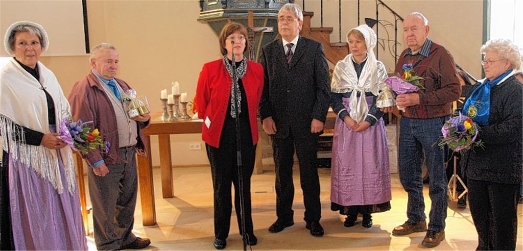 Feierlicher Rahmen: Cornelia Schuler vom Freundeskreis der Waldenser und Pfarrer Friedrich Hörger (Mitte) bedanken sich bei den Mitstreitern Ilse Beuchle, Walter Roux, Sabine Müller, Werner Augenstein und Gertrud Roux (v. li.). 