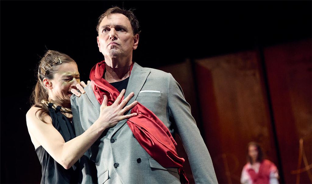 Feiern Premiere mit dem Drama „Antigone“: Nika Wanderer (v.li.), Jens Peter und Myriam Rossbach. Foto: Theater/Martin Sigmund